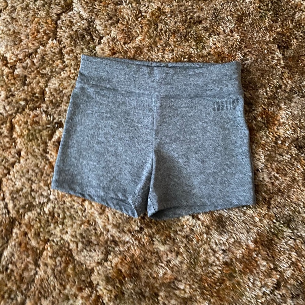 grey shorts